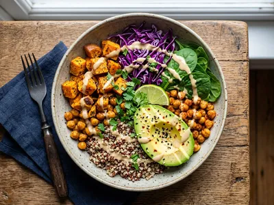 Bunte Buddha Bowl mit Quinoa und Tahini-Dressing