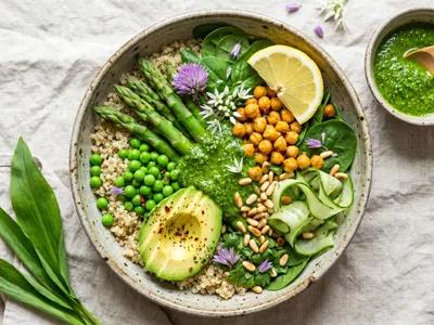 Grüne Frühlings-Bowl mit Quinoa, grünem Spargel, Avocado, Kichererbsen und Bärlauch-Pesto