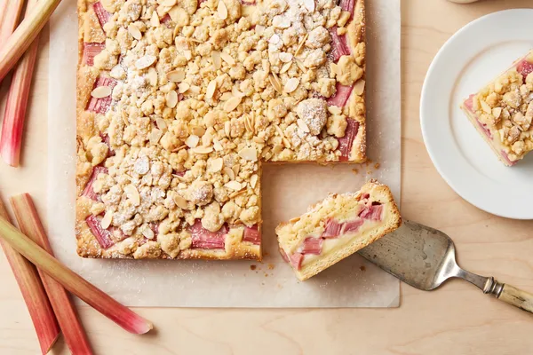 Veganer Rhabarberkuchen vom Blech mit goldbraunen Streuseln und rosa Rhabarberstücken
