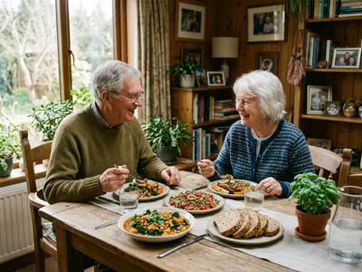 Älteres Paar genießt eine pflanzliche Mahlzeit